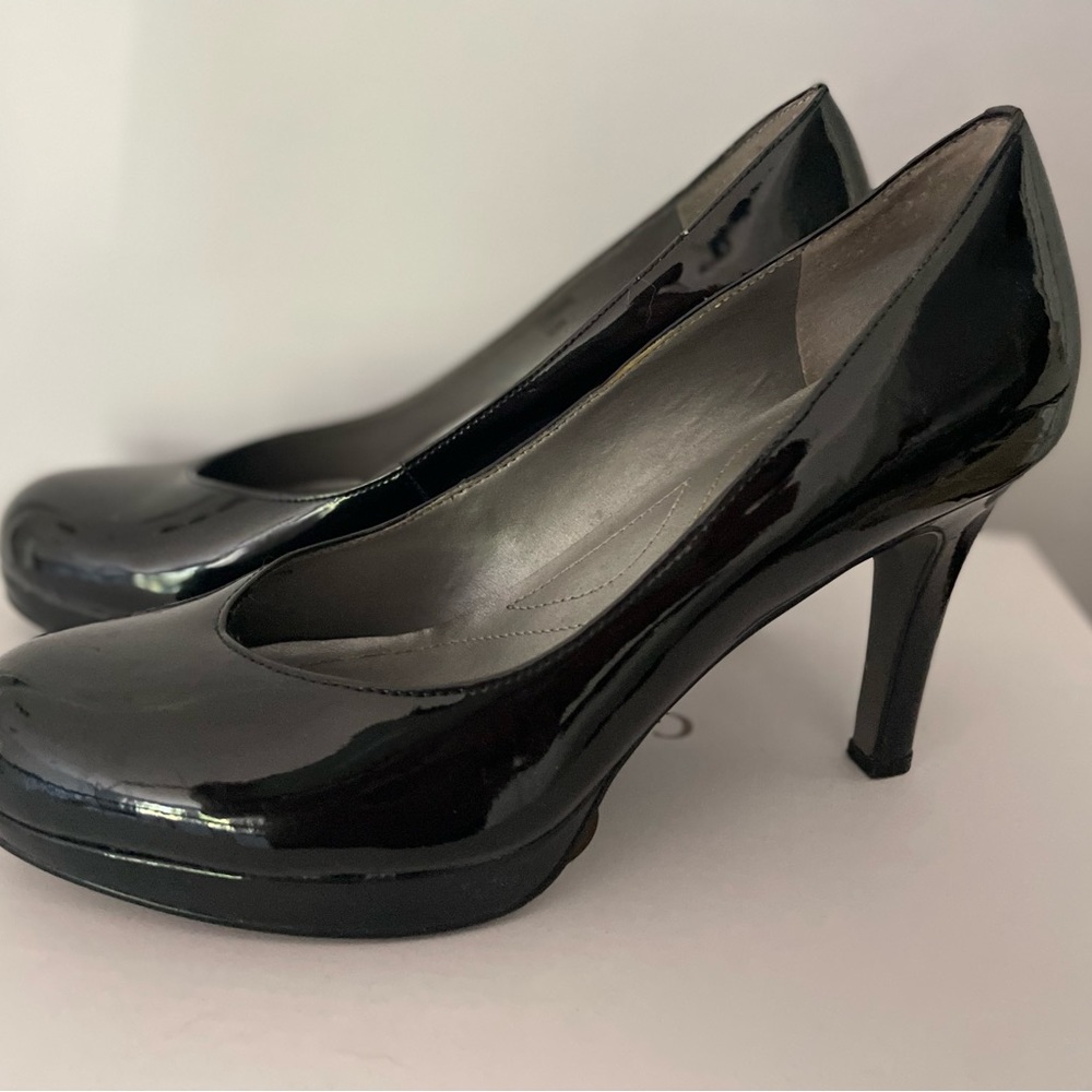 Tahari heels, Black Patent Pumps, size 6 1/2